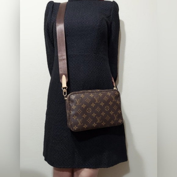 Authentic LOUIS VUITTON Trousse De Toilette 23 Crossbody Bag - Picture 3 of 13